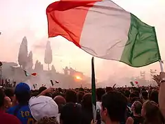 Foule avec certaines personnes brandissant un drapeau Italien (photographie)