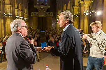 Christian Pierret remet la médaille d’or du FIG à Jean-Christophe Rufin.