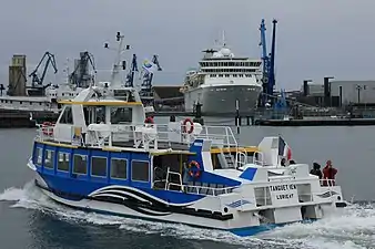 Photographie en couleurs d'un bateau-bus dans la rade de Lorient.