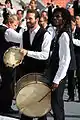 Deux joueurs de tambour et tambourin avec la Kevrenn Alré