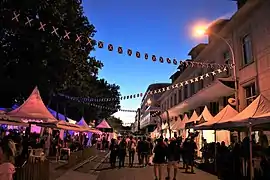 Rue aux abords du palais des congrès.