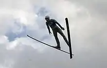 Un sauteur à ski en plein saut
