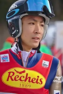 Un homme vu de profil avec un casque et des lunettes de skis