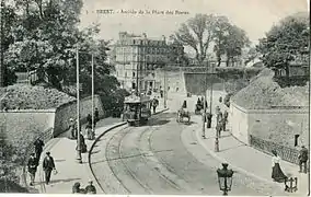 Les Glacis, Porte Landerneau, vue de la place de la Liberté ; derrière les murs, la place des Portes ouvrant sur la rue de Siam et la Grand-rue (renommée rue Louis-Pasteur en 1907).