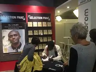 Ali Zamir en pleine dédicaces de son roman à la Fnac de Rennes en 2016