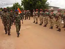 Le général Soumaila Bakayoko, ex-chef d'état-major des rebelles, passe en revue ses troupes des Force nouvelles à Odienné en 2009.