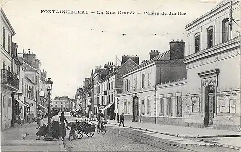 Rue Grande et palais de justice sur la droite, au tournant du XXe siècle.