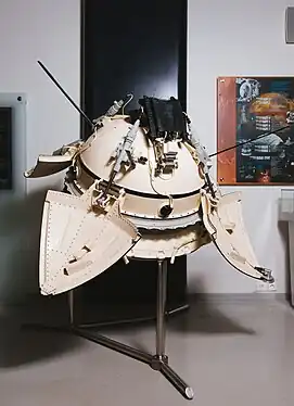 Maquette à l'échelle de l'atterrisseur Mars 3 Lander au Musée mémorial de l'astronautique à Moscou. PrOP-M est visible en haut.