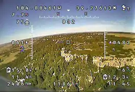 OSD affiché sur les lunettes, lors d'un pilotage en immersion d'un drone quadrirotor.