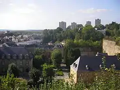 Sedan, également arrosée par la Meuse, est au cœur de la deuxième agglomération urbaine du département des Ardennes.