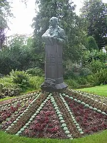 Buste d'Arsène Vermenouze« Niché au cœur du centre-ville, le square Vermenouze est un lieu chargé d’histoire », La Montagne, 12 août 2016