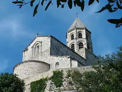 L'église Saint-Michel vue du jardin botanique.