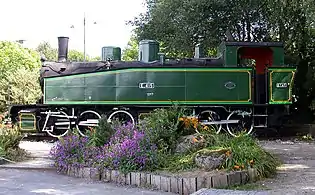 Locomotive 030+030T Piguet à voie métrique du réseau breton, exposée en monument à Carhaix.