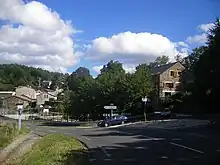 un croisement dans un petit village