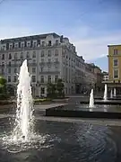 La partie nord de la place et l'avenue des États-Unis.