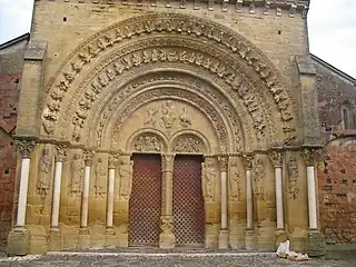 Portail de l'église Sainte-Foy de Morlaàs.