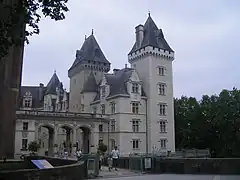 Photographie en couleur de l'entrée d'un château.