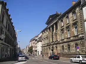 Ancien commissariat central (ancien hôtel du Gouverneur militaire ou du Maréchal de Bourg)façades, toitures, salons en enfilade, passage couvert, décor sculpté, aile latérale