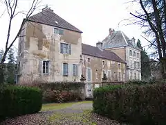 Le château, façade côté cour.