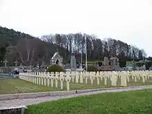 Cimetière : le carré militaire.