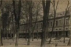 La cour du petit lycée au début du XXe siècle, source : Archives départementales de l’Allier, 9 J 39