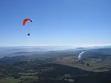 Des parapentistes sur le puy de Dôme