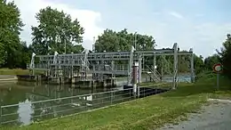 Le barrage de Carillon : une structure métallique sur la rivière Boutonne.