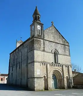 La façade nord-ouest de l'église.