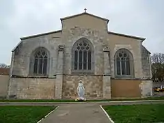 La façade orientale de l'église.