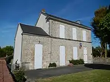 La mairie de Saint-Martial, un bâtiment en pierre calcaire, à structure assez simple, avec quatre portes au rez-de-chaussée et trois fenêtres à l'étage.