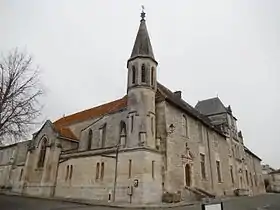 La chapelle Saint-Louis de Saintes, dans le prolongement du Logis du Gouverneur.