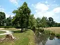 L'Arnoult longe notamment le parc municipal.