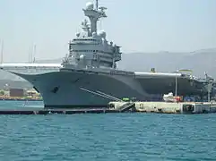 Le Charles de Gaulle à quai à Toulon.