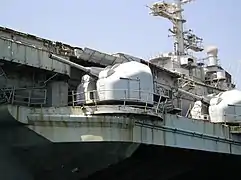 Tourelles de 100 mm bâbord avant (juillet 2004).