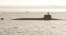 Le sous-marin nucléaire L'Inflexible sortant de la rade de Brest