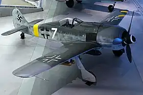 Photographie couleur d'un avion exposé dans un musée.