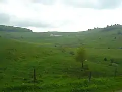 Plus haut la route des derniers kilomètres. Vue notamment sur la ferme-auberge du Kahlenwasen.