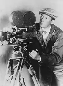 Photo de Murnau derrière une caméra.