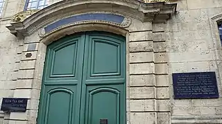 Le Dijonval sur la rue Margueritte avec les plaques de dédicace, Louis XIV et Vincent Auriol.