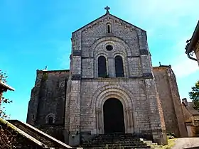 Façade est de l'église en octobre 2013