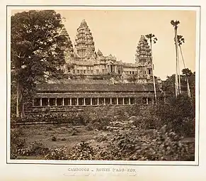 Émile Gsell. 1866. Façade Nord d'Angkor Vat. Épreuve à l'albumine d'après un négatif verre au collodion. L. 31 cm. Met