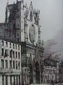 Photographie en noir et blanc de la façade d’une cathédrale, vue de biais.