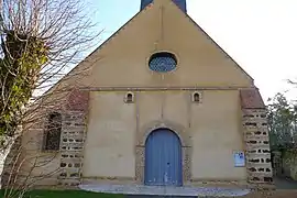 Façade ouest de l'église, elle est surmontée d'un clocher