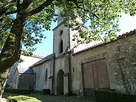 Église incluse dans les murs du château.