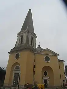 la façade de l'église de Givry est surmontée d'un clocher en forme d'obélisque