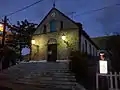 Façade de l'église éclairée pendant la nuit.