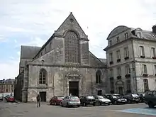 Façade ouest de l'abbatiale Notre-Dame et bâtiment conventuel à droite (mairie actuelle).