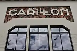 Le Carillon écrit en art déco sur la façade de l'ancien cinéma Le Carillon.