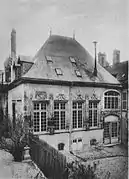 La façade de l'hôtel et des tours de la cathédrale avant 1914, l'entrée est profondément différente.