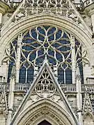 Façade de la Sainte-Chapelle de Vincennes, avec les motifs de la rosace spécifique du gothique flamboyant.